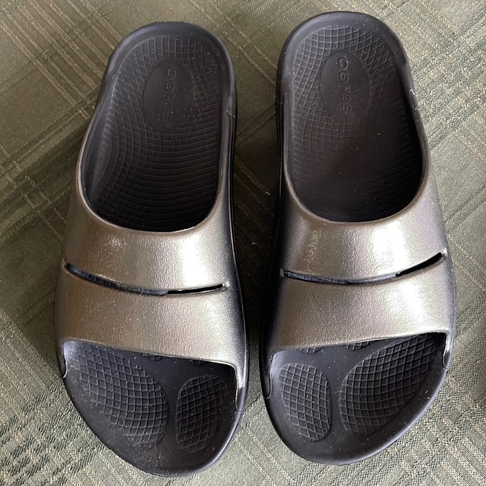 Oofos slide sandals 8